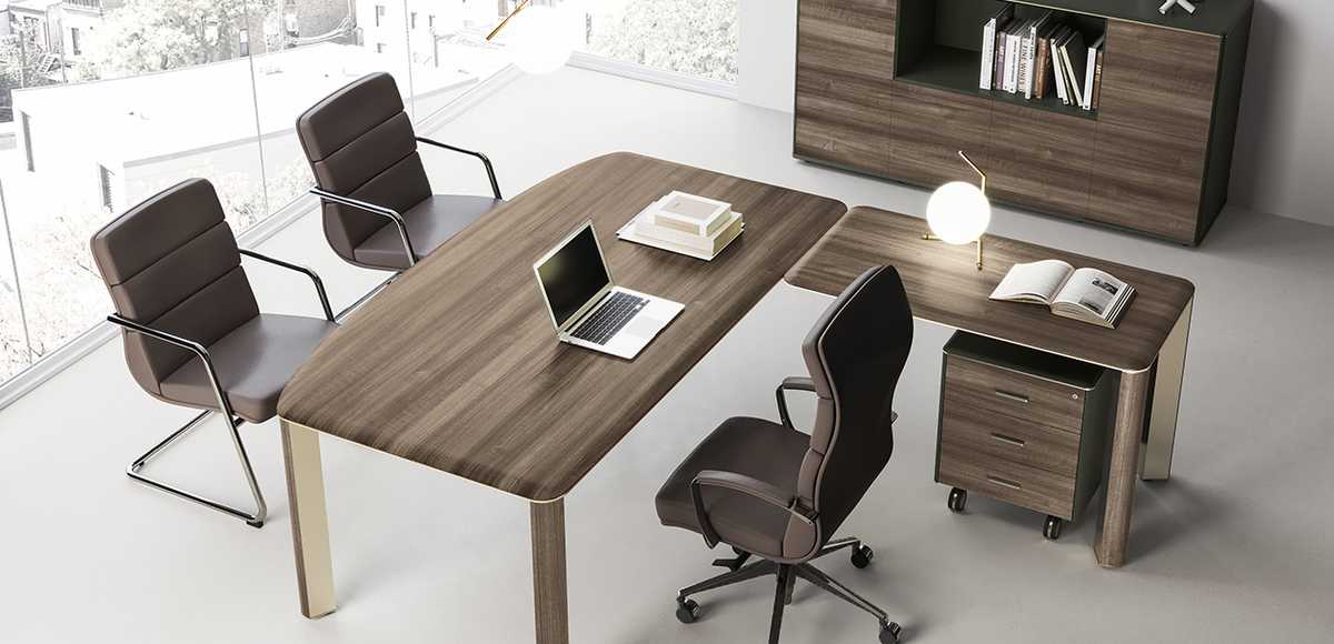 corporate desk Iulio
