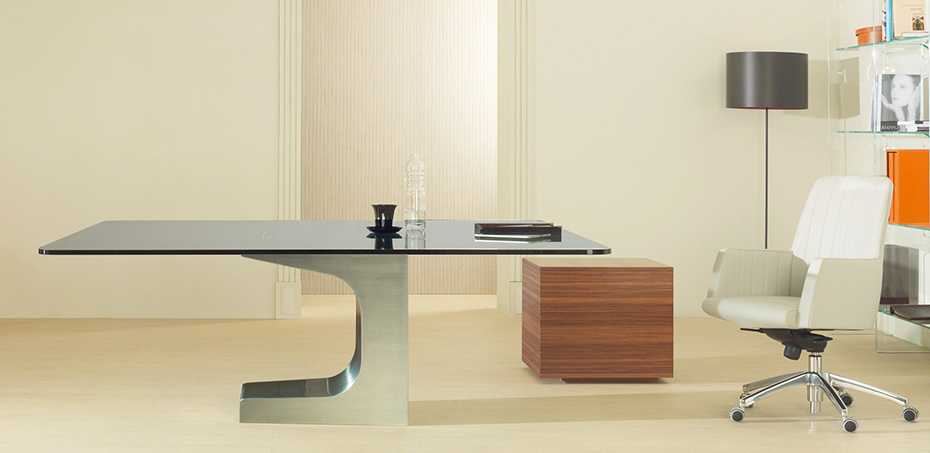 Niemeyer minimalist executive desk by Estel, designer Oscar Niemeyer