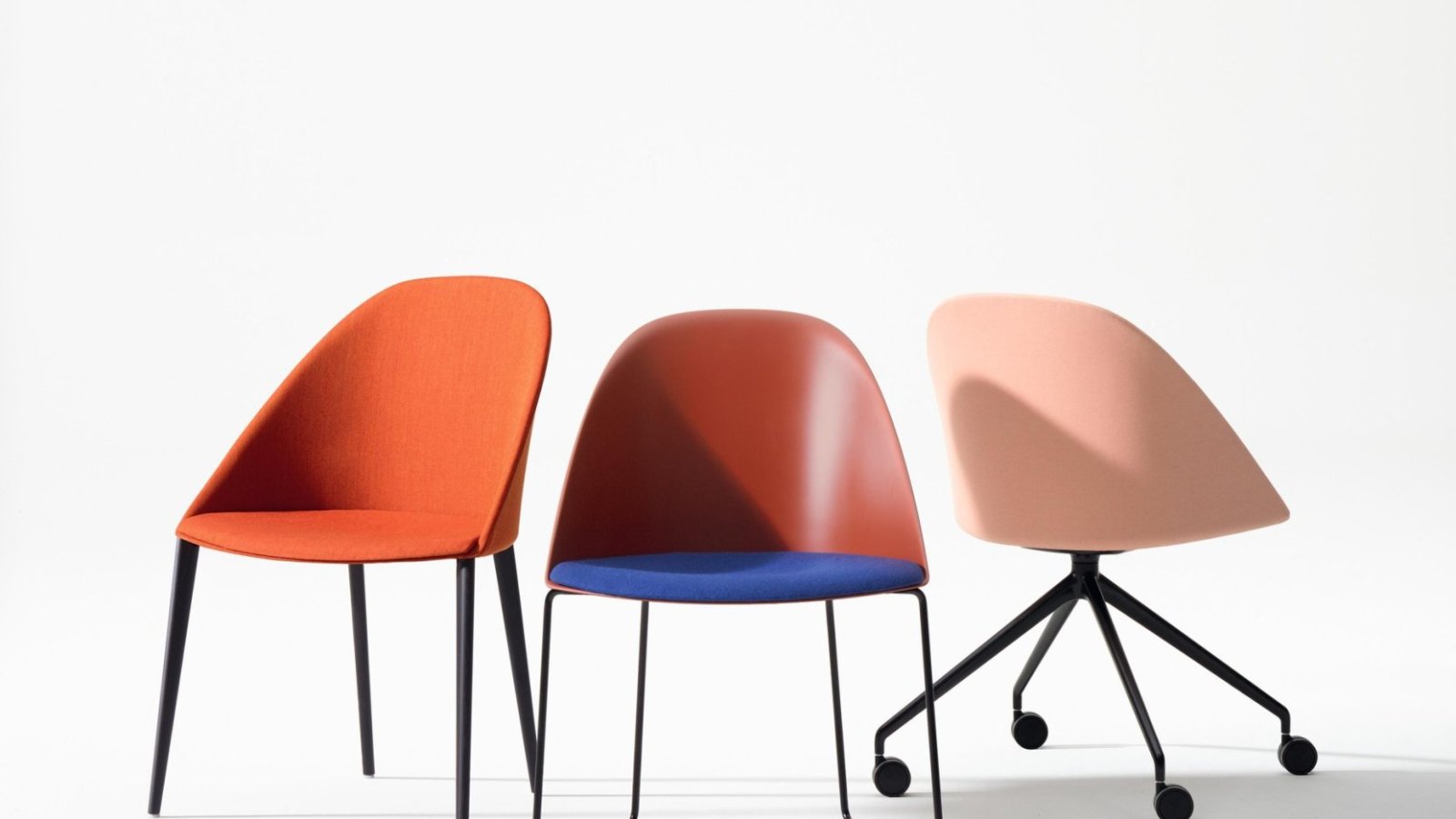 Conference room chairs Cila by Arper around the table