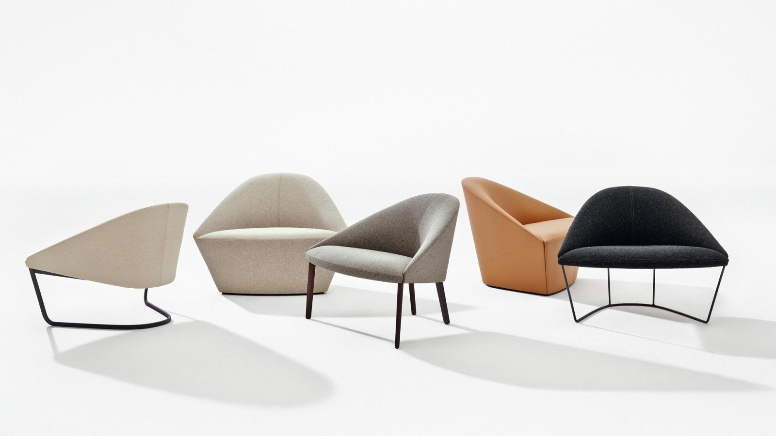 Reception armchairs Colina by Arper grouped in a lobby
