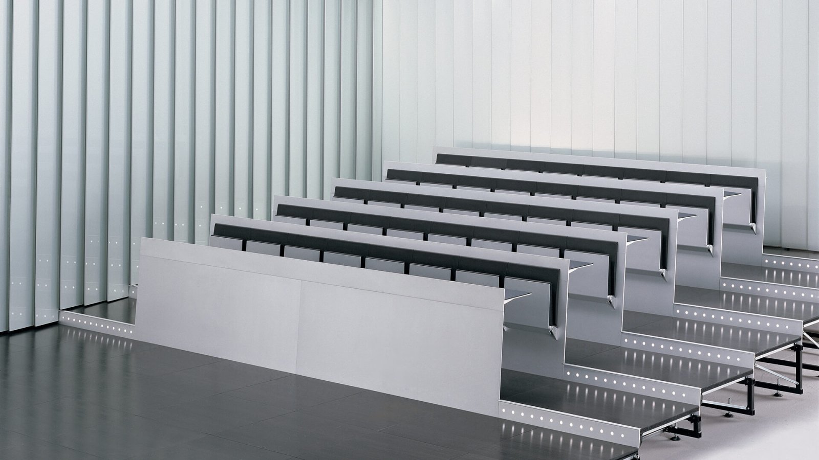 Blade System rows by Lamm laid out across a sloped lecture hall