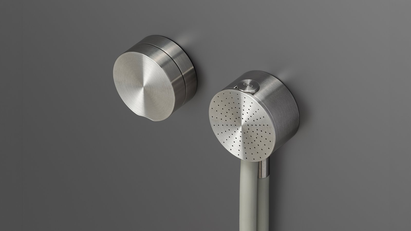 Giotto Plus rim-mounted bathtub group by Cea Design with retractable hand shower