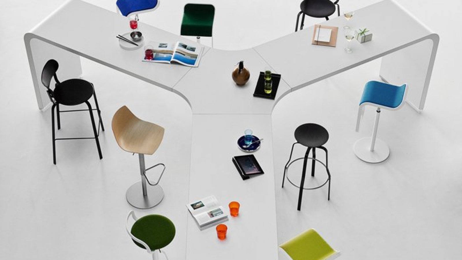 Brunch by Lapalma, electrified high table in a collaborative workspace