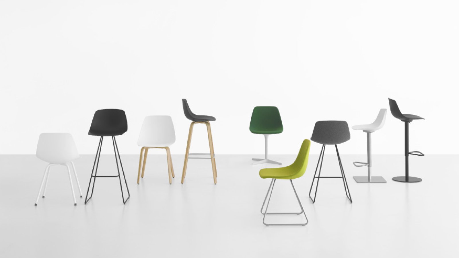 Miunn design bar stool by Lapalma with curved wood shell