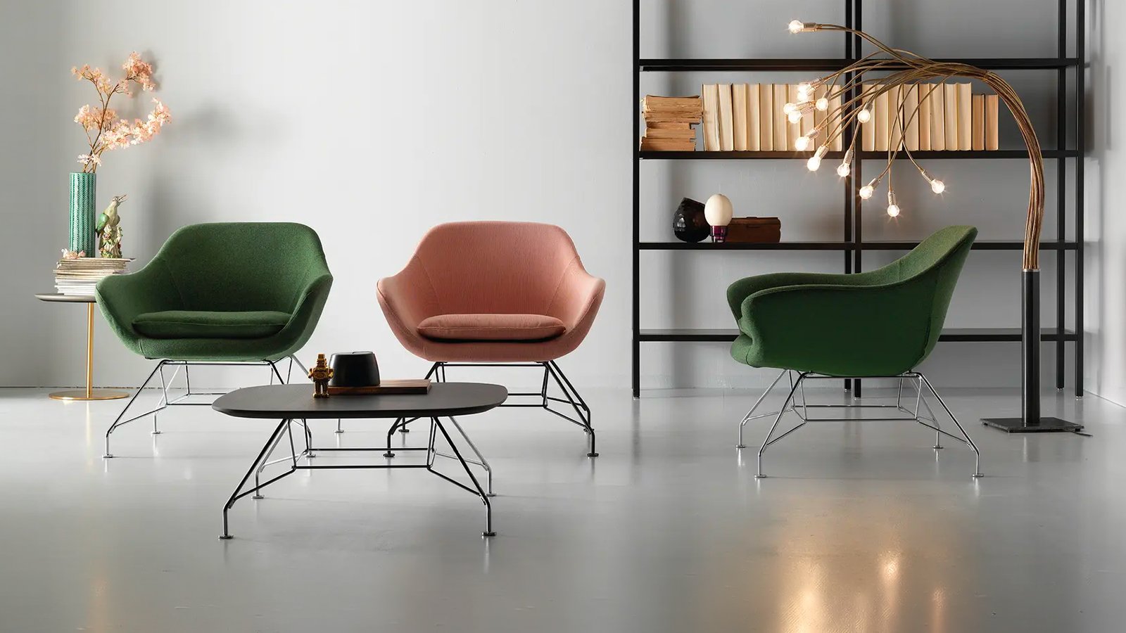 Guest chair Manta by Quinti on a polished aluminum swivel base in a lobby