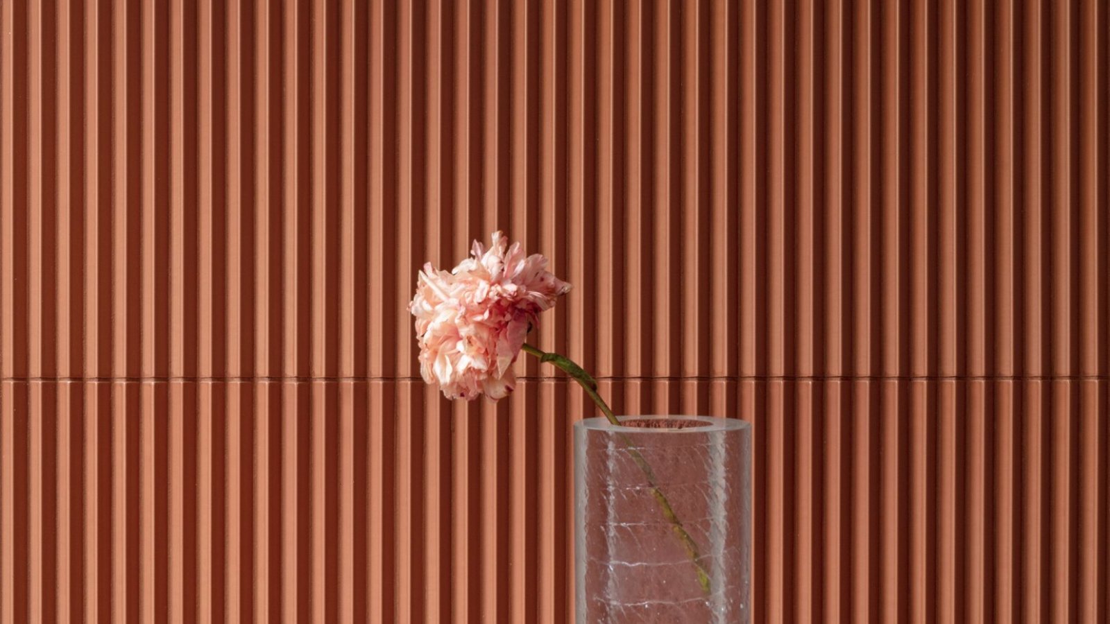 Curved reception wall covered in Rombini Triangle Small glossy Blanc