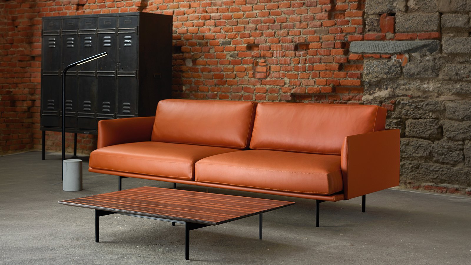New York two-seater sofa by Quinti in tan leather on black tubular steel legs