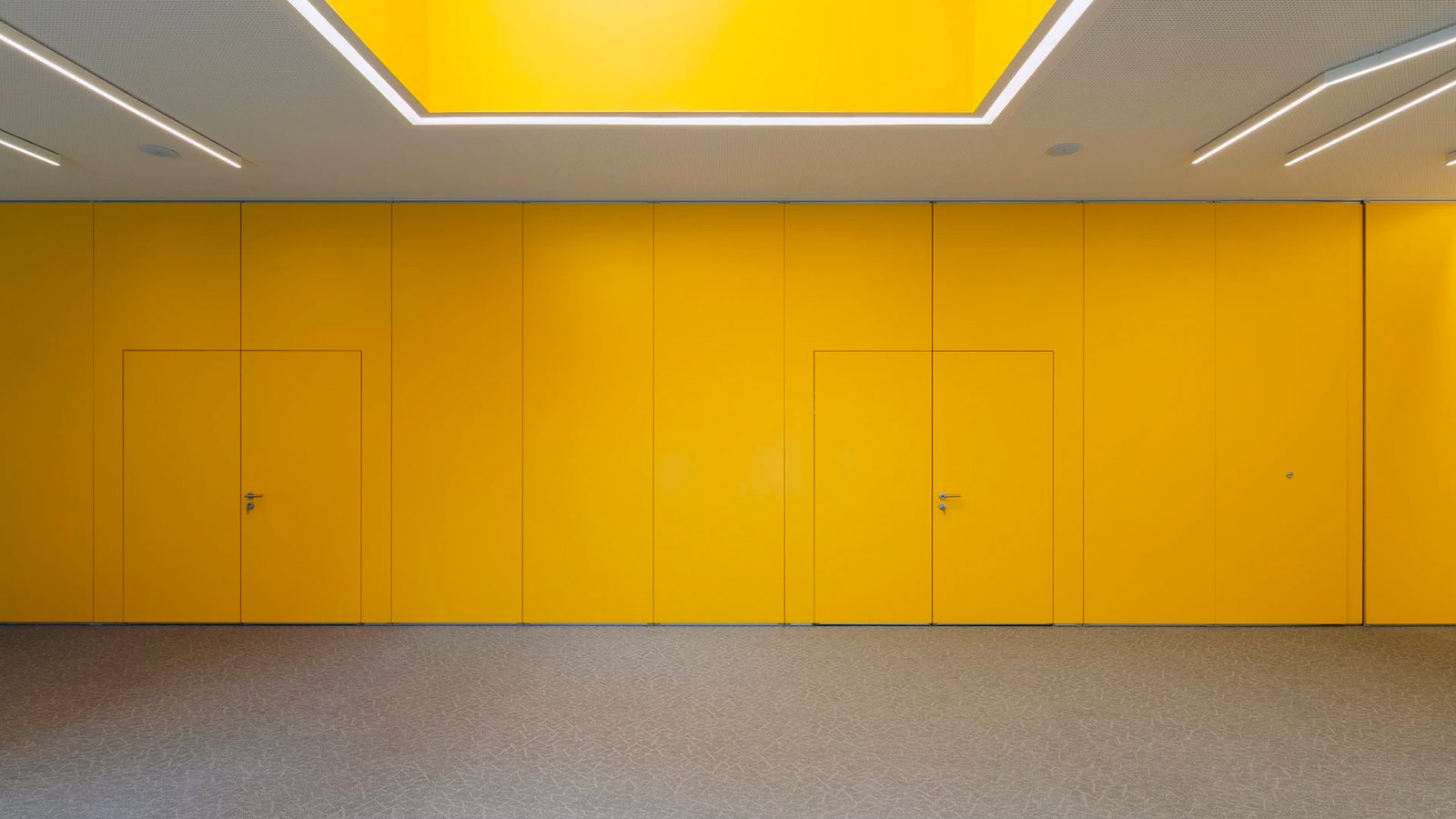 PMI operable partition by Anaunia dividing a convention center hall
