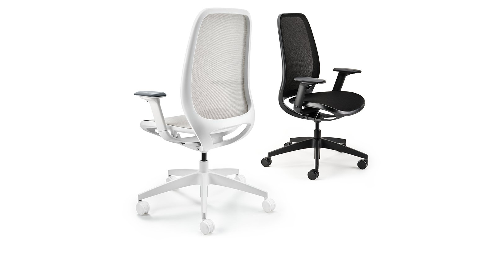 Hybrid task chair se:air by Sedus in midnight blue at an open-plan workstation