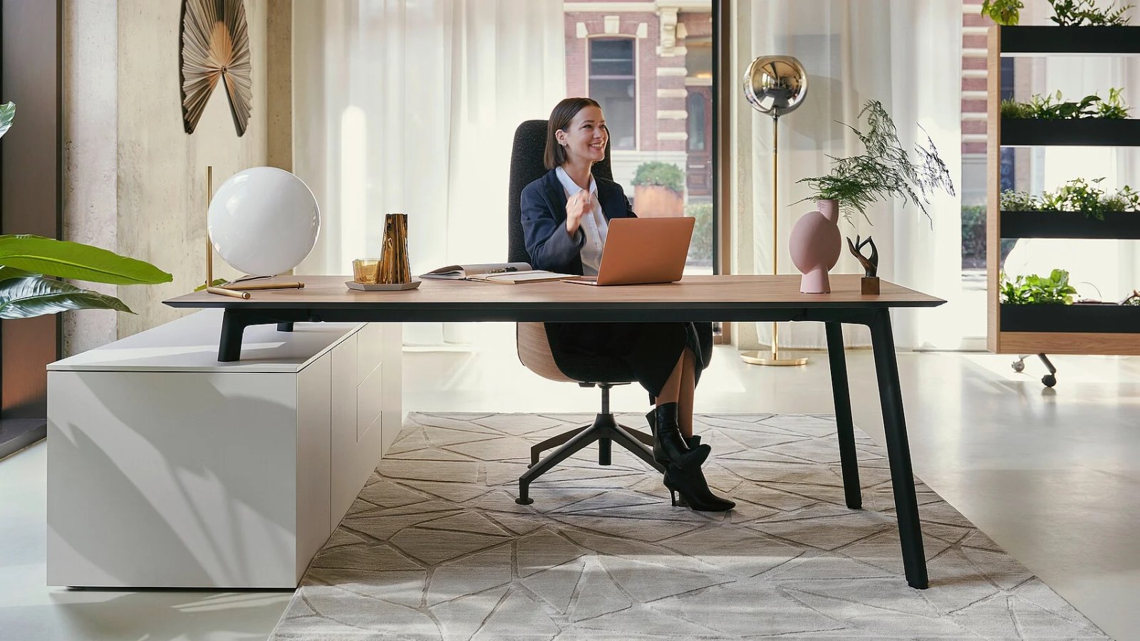 Modern executive desk se:vision by Sedus in a corner office