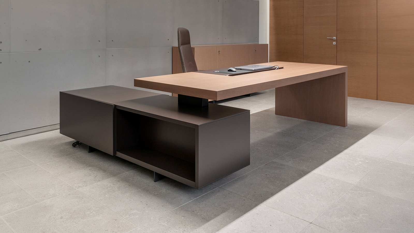 Executive desk Asymmetrical by Tecno with the leather pad lifted onto the outlets