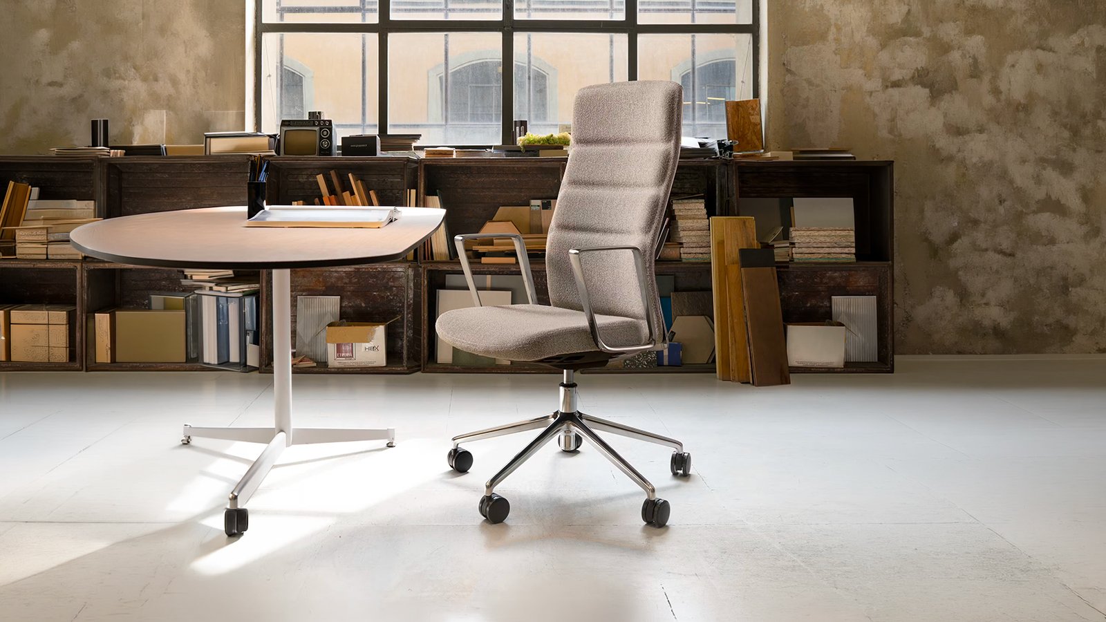 Black polypropylene 4D arms on That’s it Executive at a desk