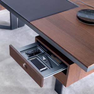 Round Lloyd table of 140 cm for small executive meetings