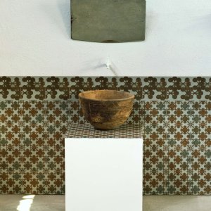 Azulej Nero tiles on an executive washroom wall