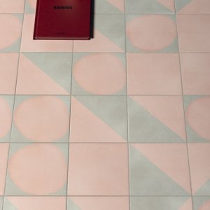 Futura Grid Black wall above a Futura Drop Black floor