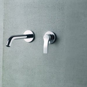 Fantini AL/23 lavatory faucet with extended spout over an undermount sink