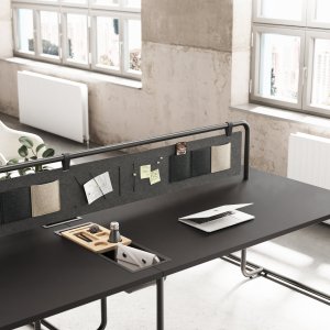 Free-standing side screen of the Itube workstation