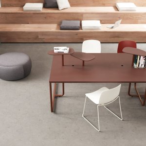 Oval meeting table of the Itube collection