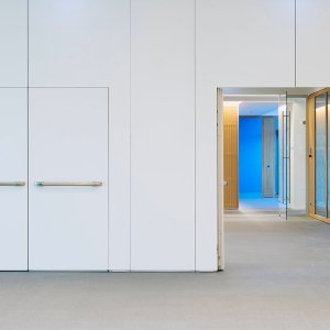Full-height PMI movable wall reaching a high ceiling