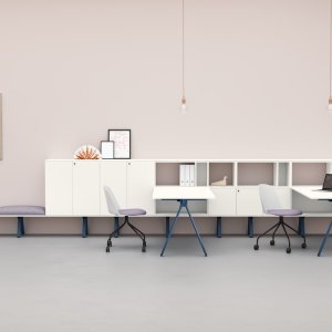 Height-adjustable Lay desk raised to standing height