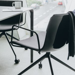 Fixed trestle with self-braking castors on a Catifa 53 chair