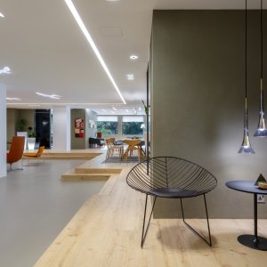 Leaf lounge chair by Arper beside a low 19.7 in table