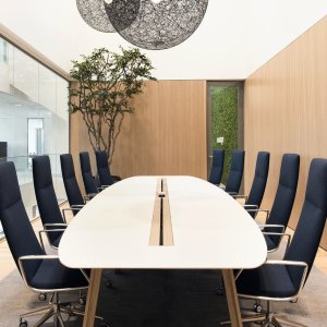 High backrest Catifa Sensit by Arper at the head of the table
