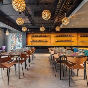 Group discussion with tablets swung away on Cila Go