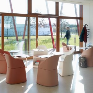 Cila visitor chair at the manager's desk