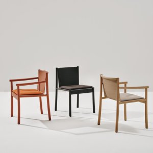 Kata Chair with armrests in a waiting area