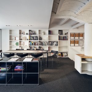 Cable tray fitted under a Nuur office desk by Arper