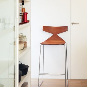Powder-coated steel base of the Arper Saya chair