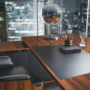 Fixed pedestal at the side of the desk
