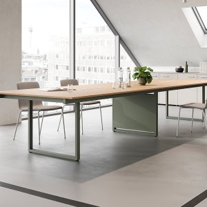 Be.1 desk with etched glass return top