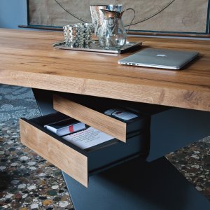 Gloss Portoro ceramic on the Nasdaq Keramik executive desk
