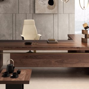 Brass-colored joints between leather and wood on the Narciso executive desk