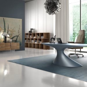 Stormy black lacquered finish