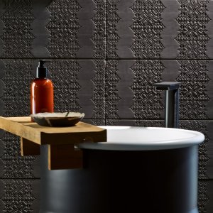 Bas-Relief installation with 2 mm joints and wedges