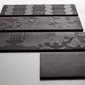 Bas-Relief Nero wall with deep chiaroscuro