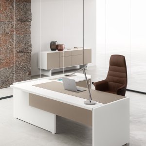 Height-adjustable Oxford desk at standing height