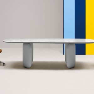 Five-spoke aluminum base and castors of the Elinor executive chair