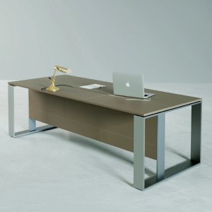 Meeting desk Altagamma with a leather center top and clear glass wings