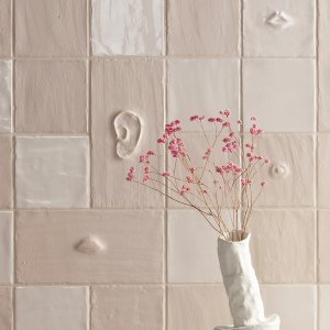 Face pieces covering a Chalk Matt accent wall, Faces & Figures by Mutina