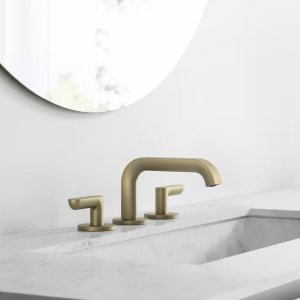 Icona faucet at hand distance in a powder room
