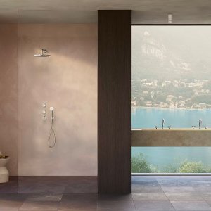 Tub wall with Flora handles and spout aligned horizontally