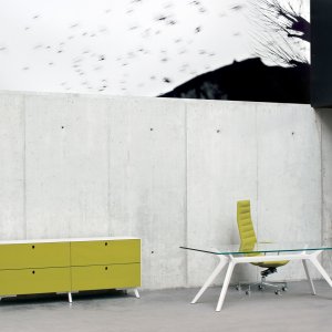 Smoked laminated glass on the DR designer desk