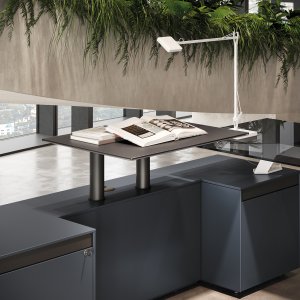 Black lacquered insert with plug on the Spike meeting table