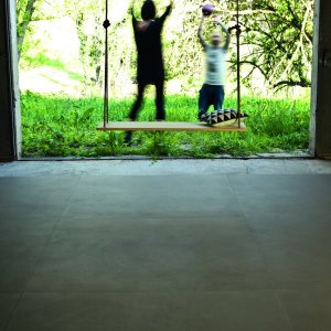 Déchirer floor in an office area