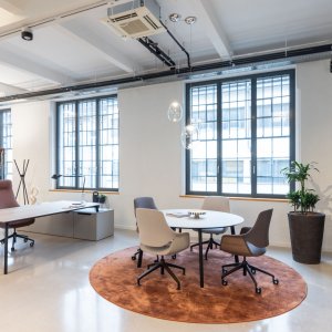 se:vision desk supported by the storage unit