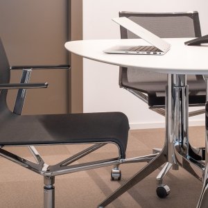 Five-star base with castors of the ICF Office meeting chair